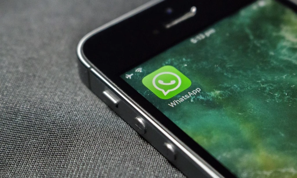 У WhatsApp виявили вразливість, яка дозволяє переглядати чужі фото без розблокування смартфона