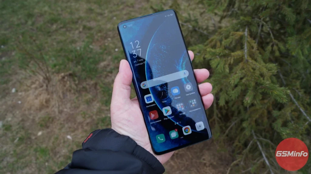 Oppo Reno 17 показали на живому фото. Смартфон може отримати камеру на 200 Мп і окрему ШІ-кнопку